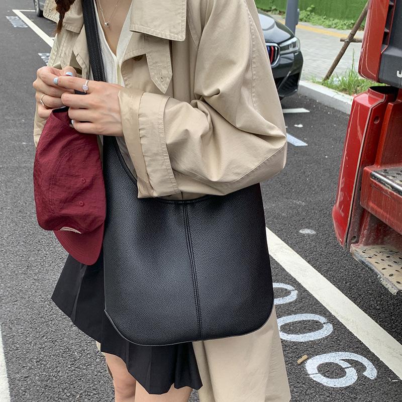 Large-capacity Commuter Tote Bag Summer New Women's Leisure Niche Shoulder Bag