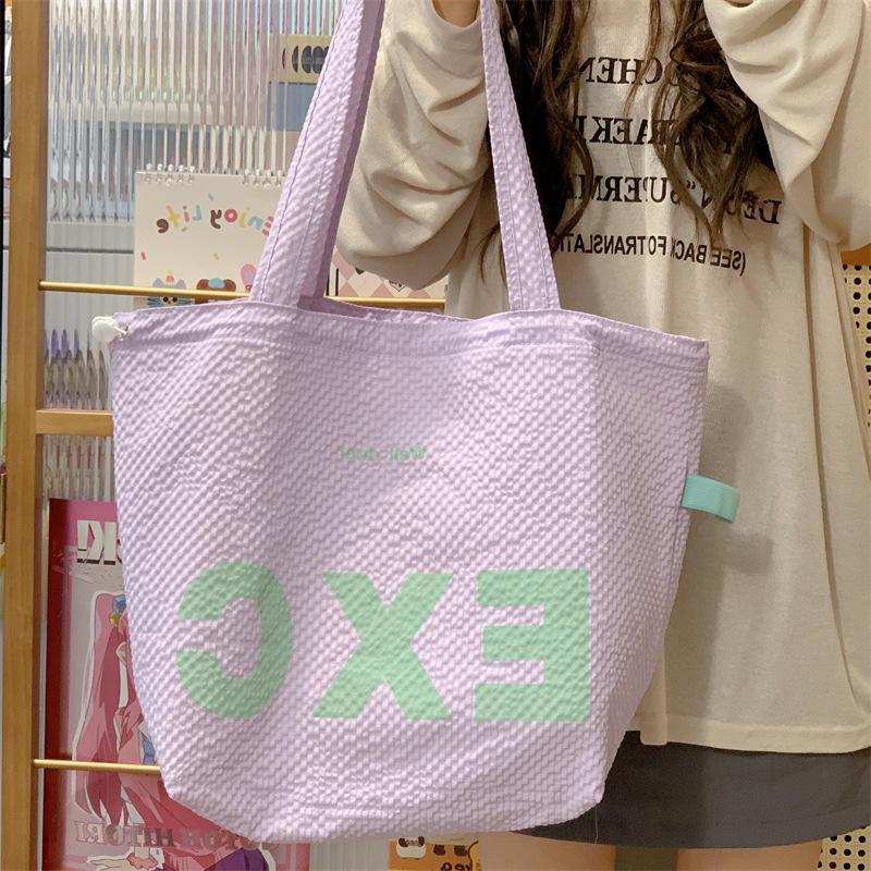 

Новая летняя женская сумка из нейлона на кулиске, корейская версия, простая с надписями, модная парусиновая сумка через плечо, сумка-тоут .