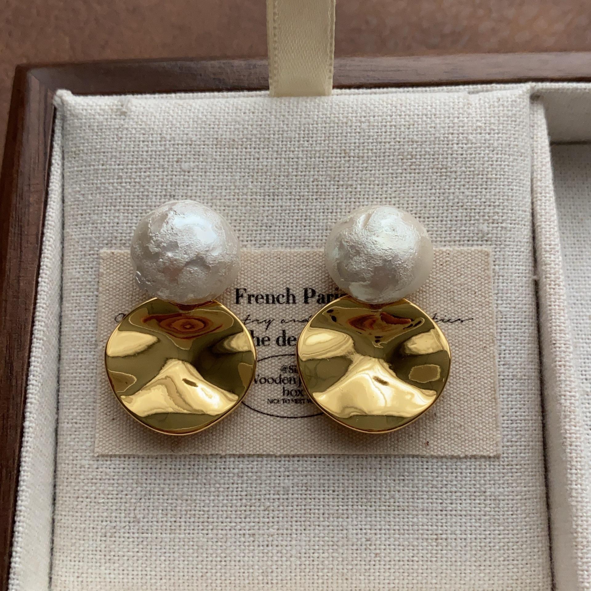Light luxury retro exquisite round pearl stud earrings smooth polished metal fashion earrings niche high-end luxury earrings