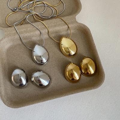 Collana con ciondolo geometrico ovale in metallo liscio orecchini a perno donna personalità esagerata moda versatile catena da collo catena per maglione