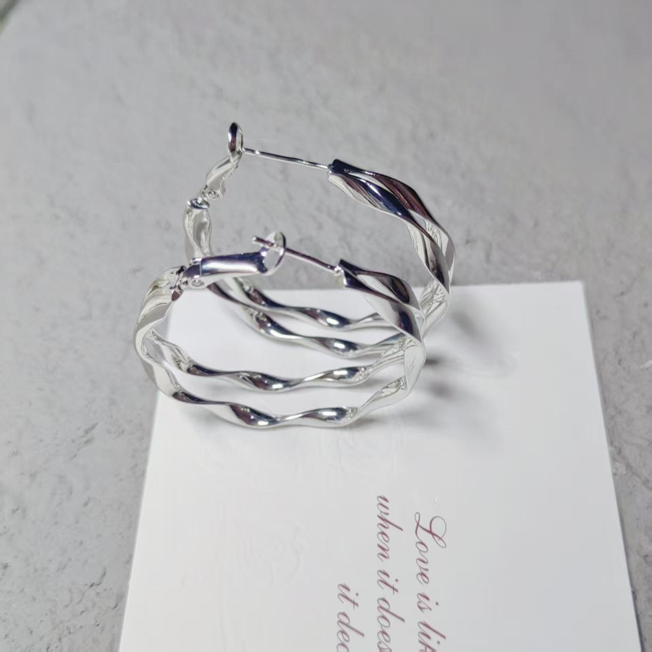 Двухслойные витые серьги-кольца - Универсальные крупные круглые гвоздики для женщин