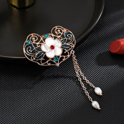 Ladies' Light Luxury Design Elegant Vintage Tassel Imitation Pearl Brooch Fashionable Versatile Niche Design Brooch