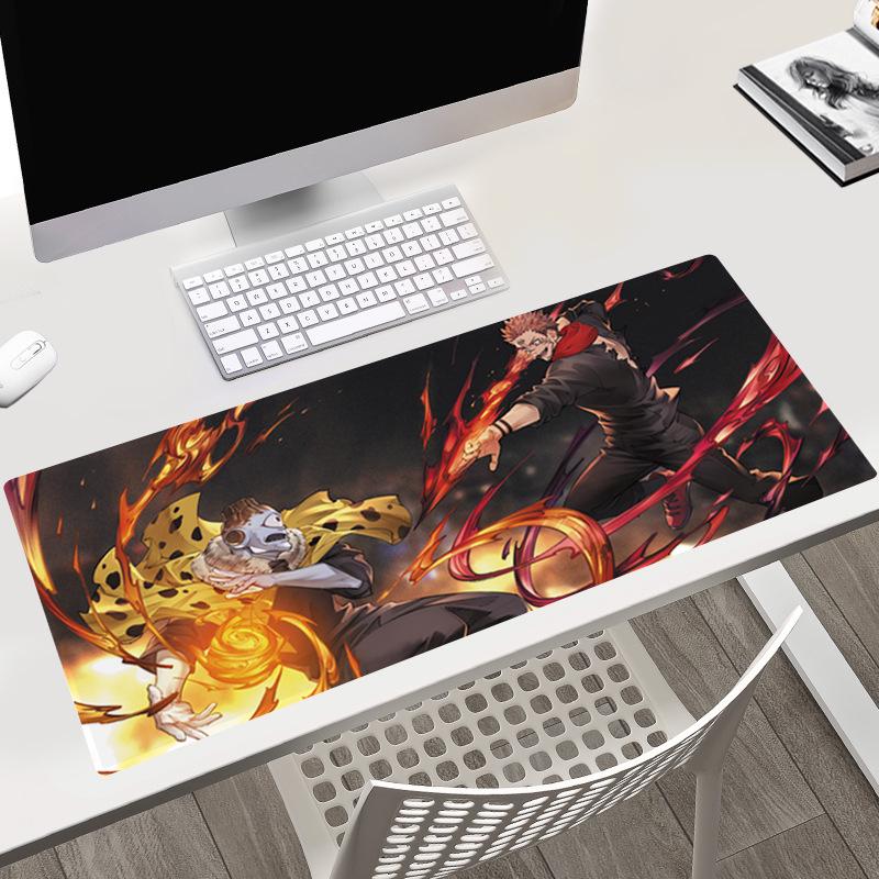 Tapis de bureau Jujutsu Kaisen 40x90x0.3CM avec les personnages Gojo, Yuji et Megumi.