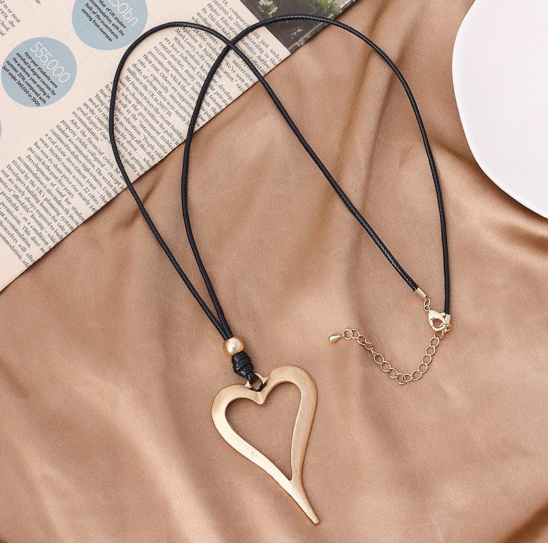 Necklace Retro Love Fashion Simple Versatile Sweater Chain Women'S Long Necklace
