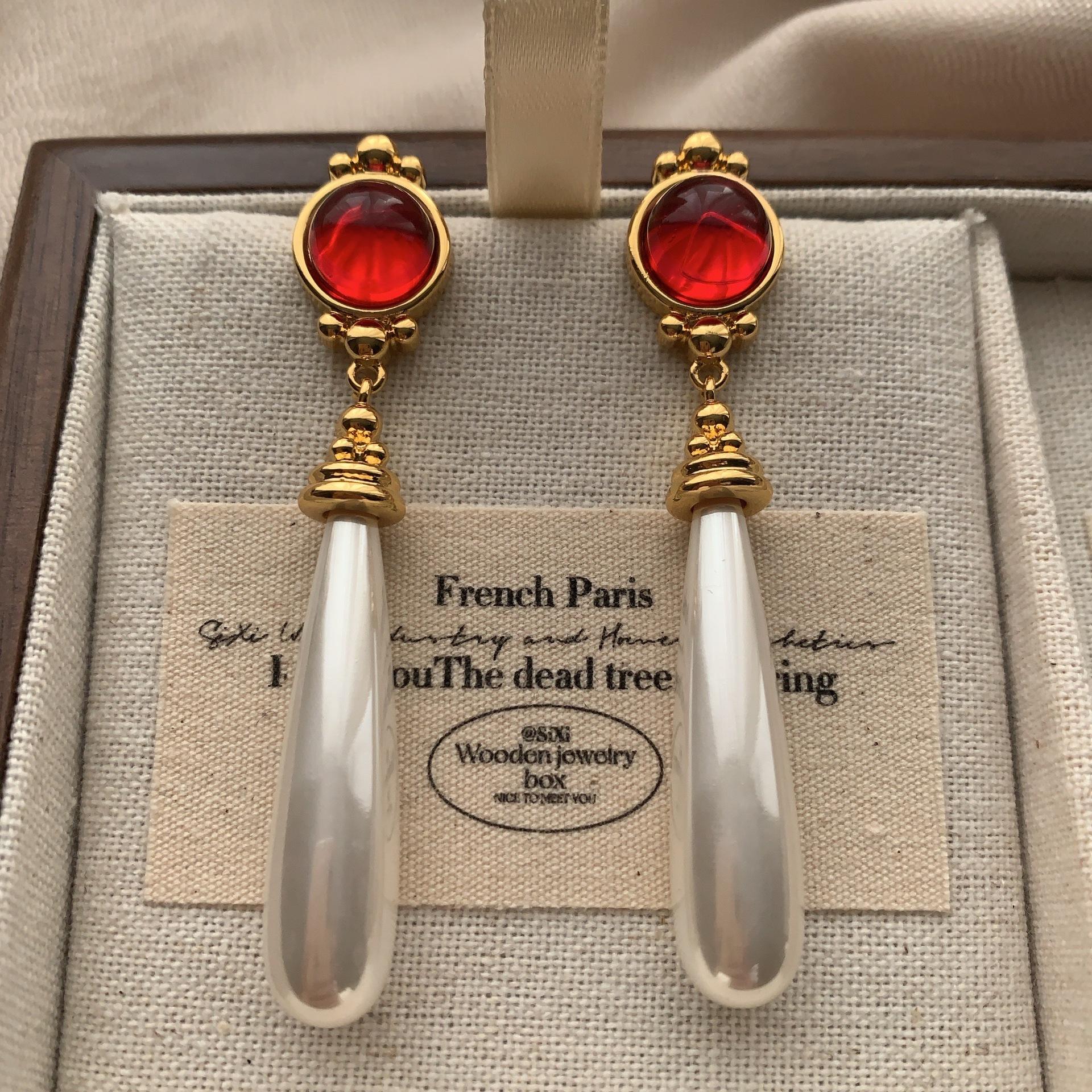 White water drop-shaped pendant, fringed pearl earrings, earrings, court style, gorgeous and elegant, exquisite and niche fashion earrings.