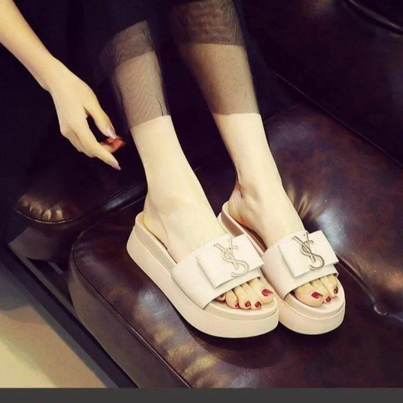 Fashion Women Platform Slippers 2024 Summer Luxury Korean Fashion Open Toe Low Heel Outdoor Ladies Flip-Flops Girls Beach Sandals.