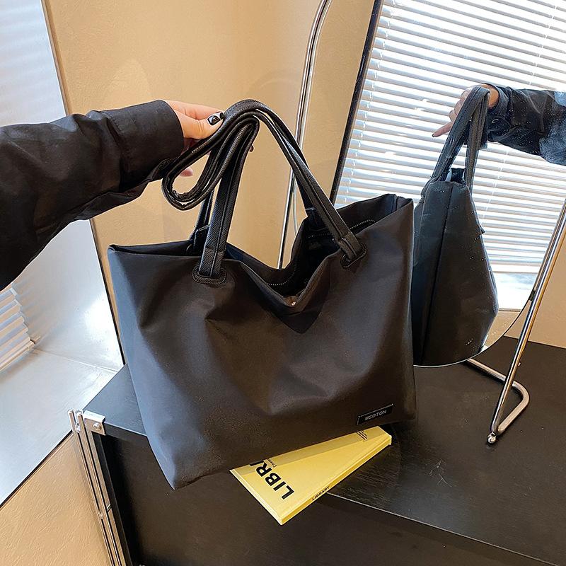 Commuting Large-capacity Nylon Cloth Bag Women's 2025 New Versatile Shoulder Bag Going Out Commuting Portable Tote Bag