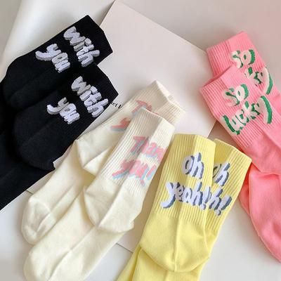 Damen Frühlings- und Herbstmode Verschiedene Buchstaben in den Socken