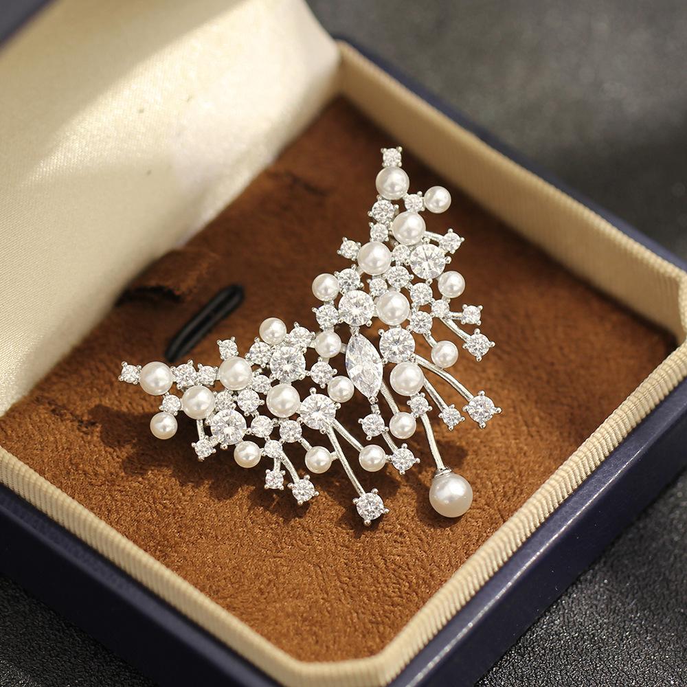 Temperament small fragrant style gold and silver two-color diamond-encrusted gypsy brooch simple and versatile niche imitation pearl irregular pin
