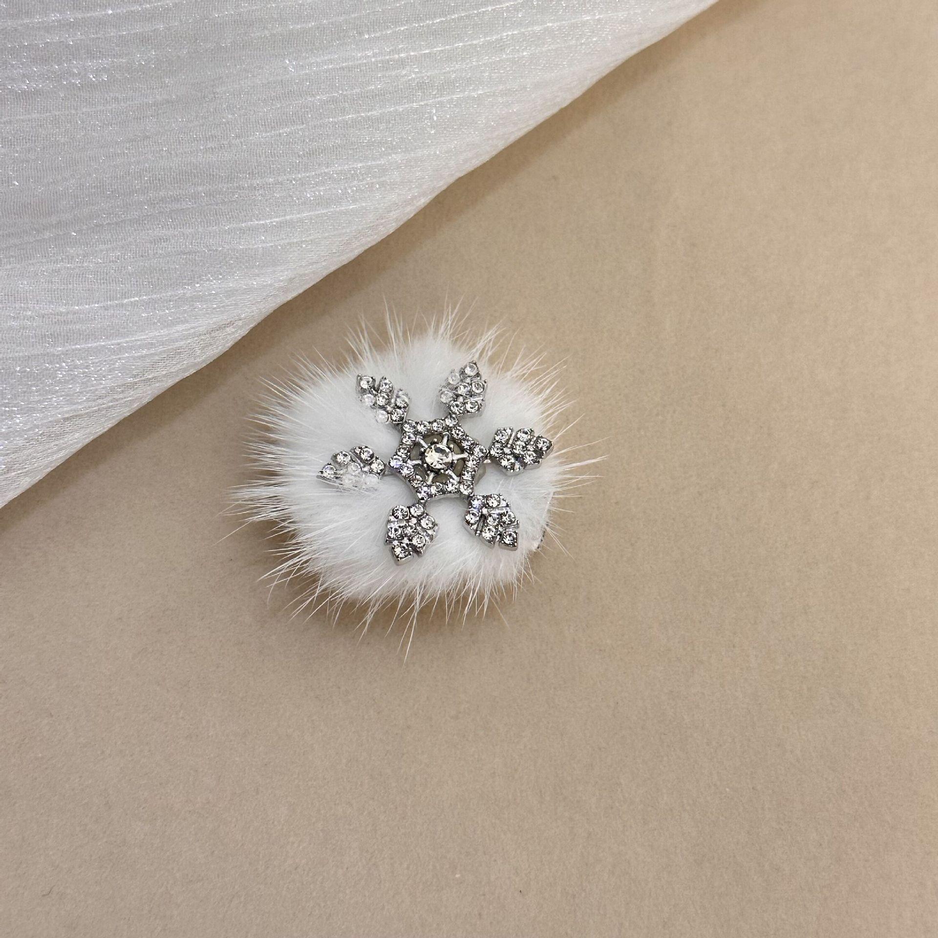 

Snowflake Pearl Hair Clip: Women s Duckbill Bangs Accessory for Autumn and Winter