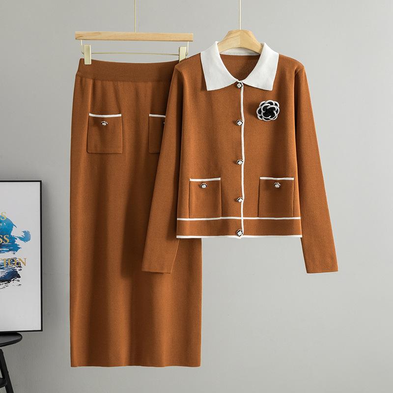 Die neue Herbst- und Winterkollektion bietet ein farblich abgesetztes Revers, ein modisches einreihiges Strickjacken-Set und einen figurbetonten Rock für Damen.