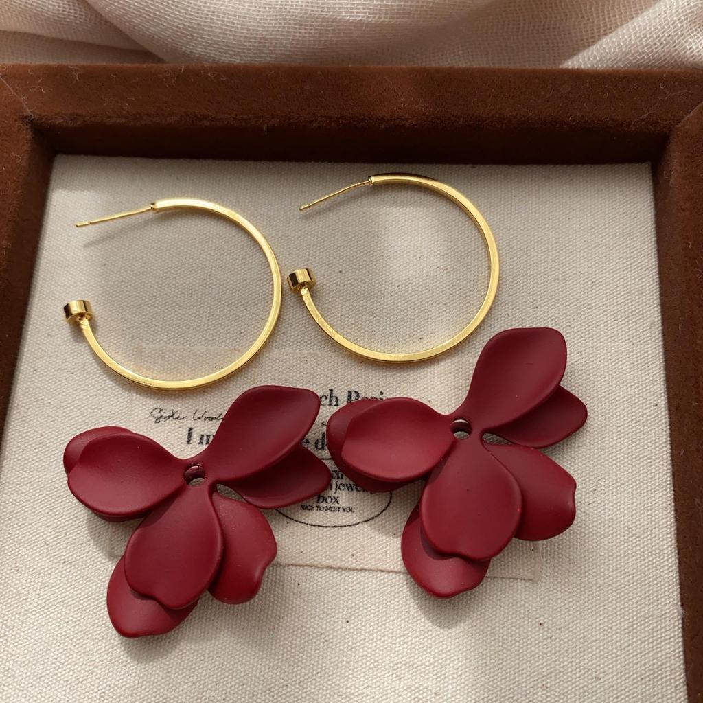 Red Three-Dimensional Petal Flower Stud Earrings Three-Dimensional Unique Stud Earrings Elegant High-Grade Light Luxury Versatile Earrings