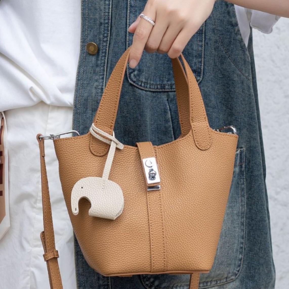 

Versatile Shoulder Change Shopping Leather Bag чорний