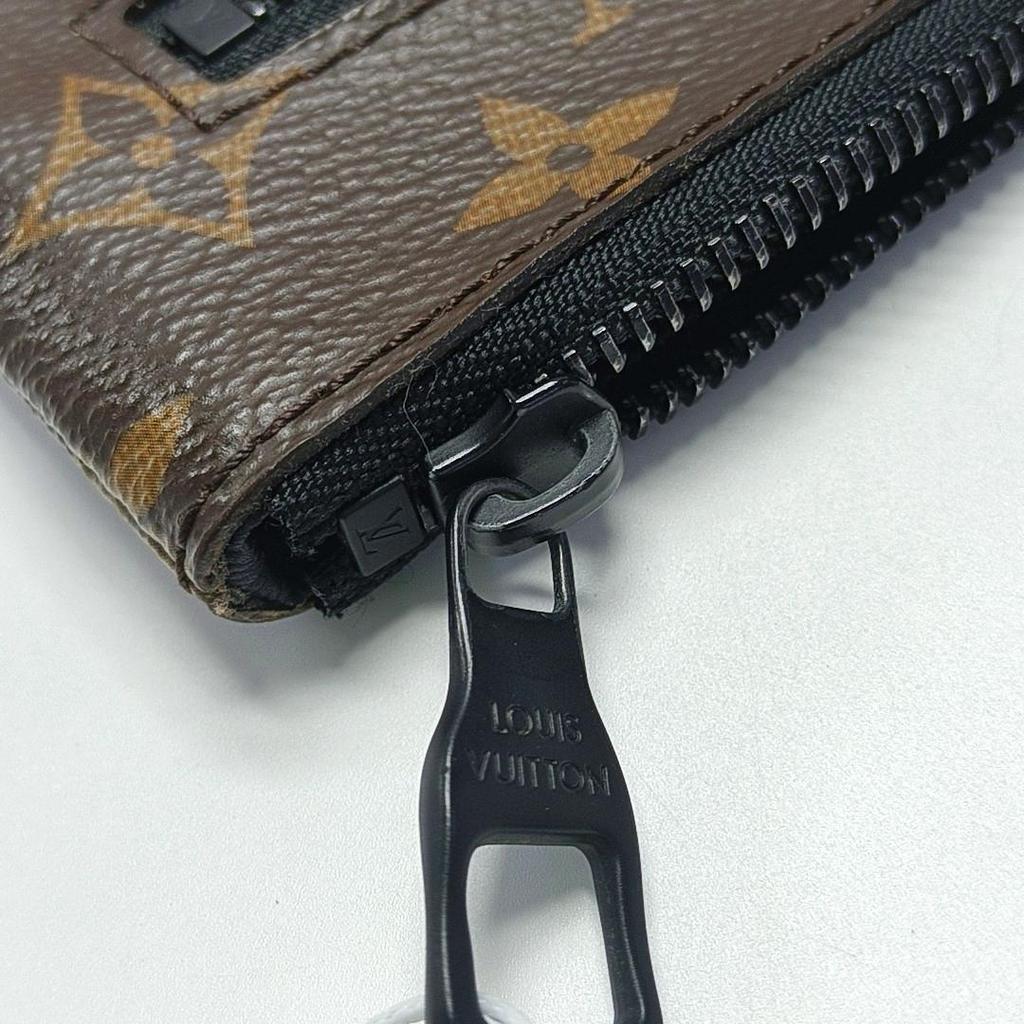 [Pre-Owned] A4 Pouch Monogram Leather Handbag - Very Good #3EFPHN