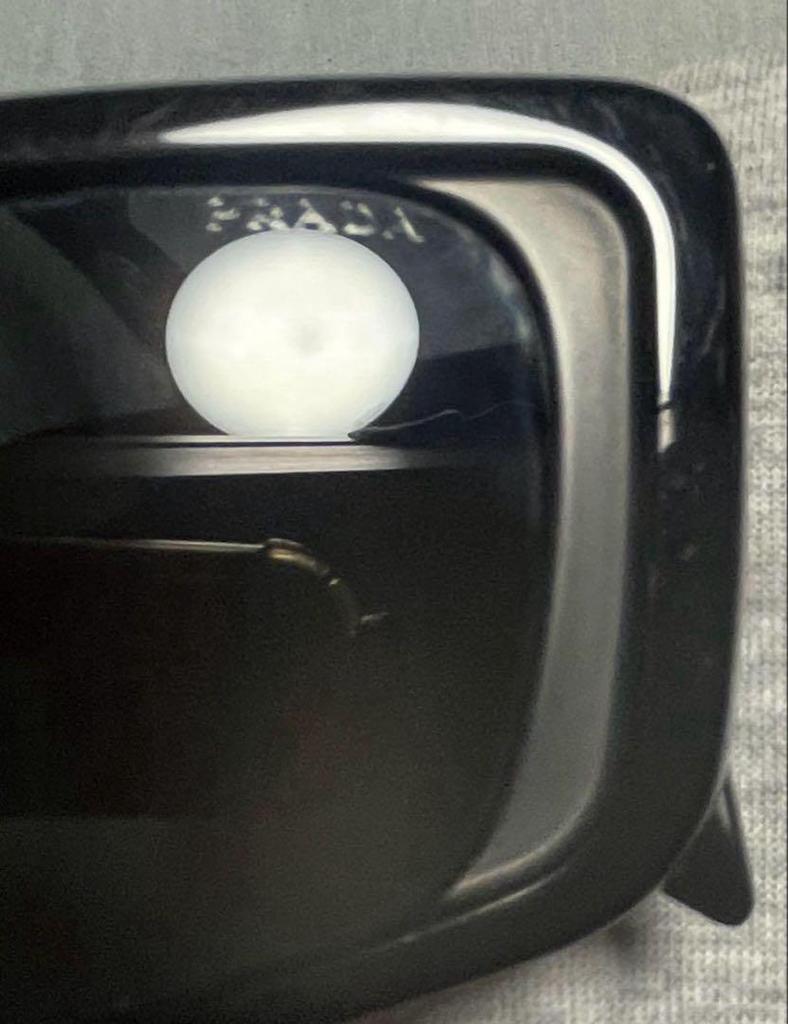 [ΜΕΤΑΧΕΙΡΙΣΜΕΝΑ] Αυθεντικά γυαλιά ηλίου με το λογότυπο σύμβολο της Prada (αρχείο) φορεμένο από τη Νίκη