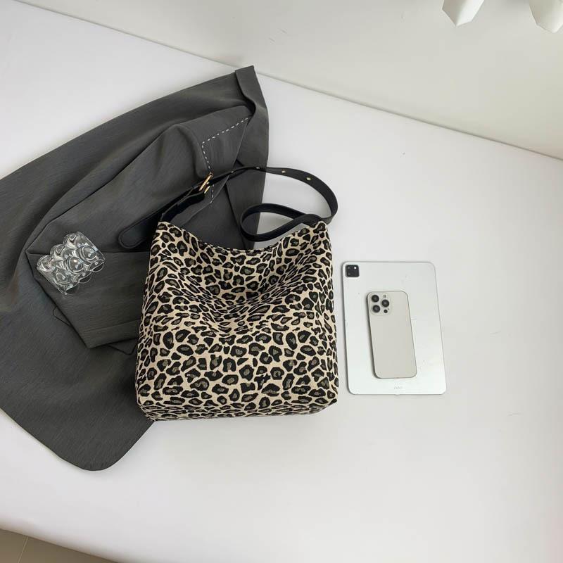 Crossbody Bag for Women Adjustable Strap Messenger Bag Large Capacity Retro Handbag Tote Bag for Work Travel