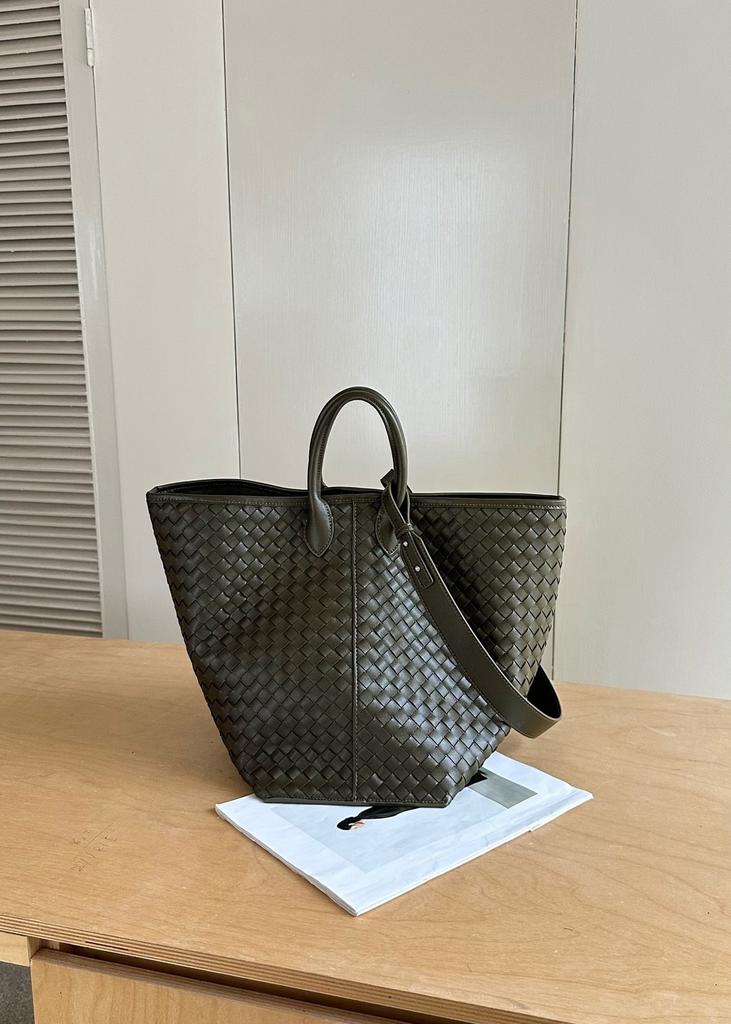 New woven tote bag for women, large capacity single shoulder crossbody bag, fashionable commuter handbag, versatile and high-end