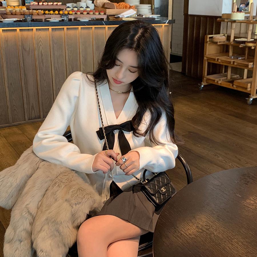 Γυναικεία Γλυκιά Πλεκτή Ζακέτα με Φιόγκο και Λαιμόκοψη V: Μοντέρνο Κοντό Στενό Φόρεμα με Μανίκια Φούσκα