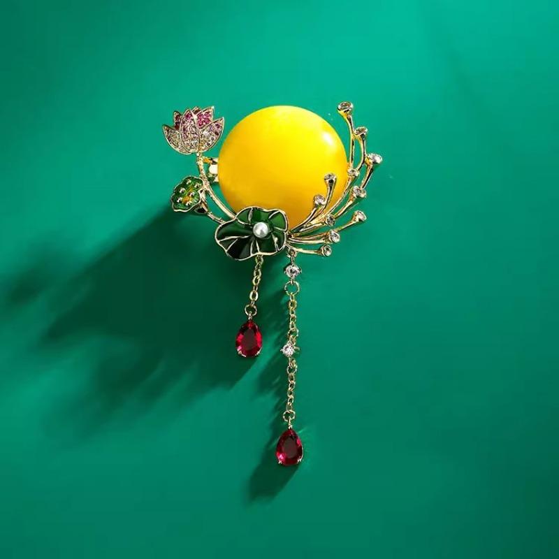 Lotus Pond Moonlit lotus brooch, new Chinese ancient style women's high-end texture tassel brooch, design sense brooch
