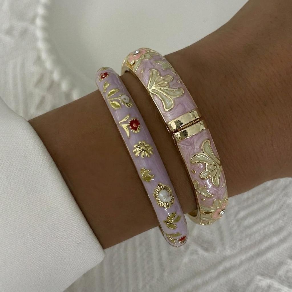 2ks Hrubé smaltované květinové náramky Sada pro ženy Etnický styl Duté květinové cloisonné náramky Vintage přívěsky Šperky Dárky