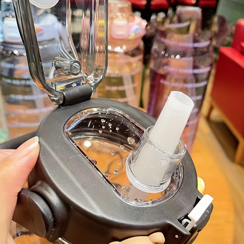 2L/67.63oz Sportwasserbecher Transparent Große Kapazität Wasserflasche mit Stroh Geeignet für Outdoor-Sportarten Fitnesstraining