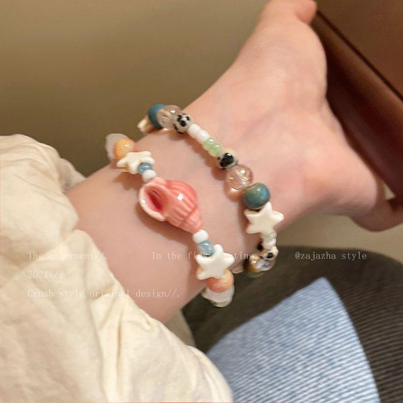 Summer Vacation Style Sea Shell Star-shaped Ceramic Beaded Bracelet for Women, A Small and Exclusive Exquisite Accessory.