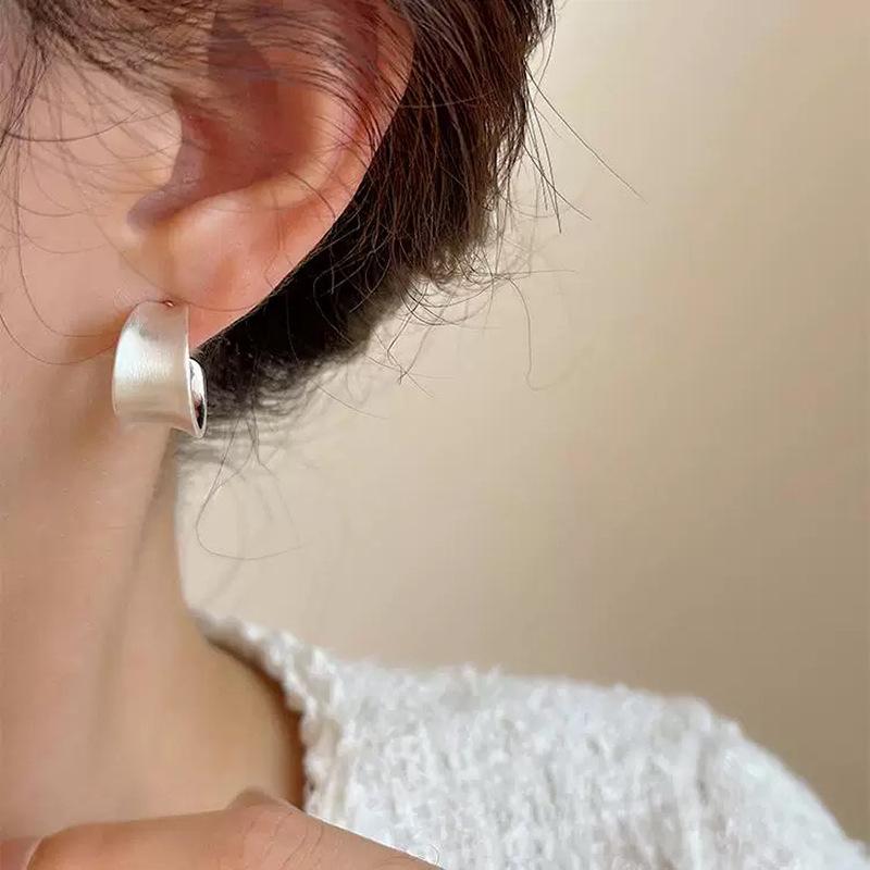C-shaped wide-sided stud earrings, women's earrings, autumn and winter advanced mosquito coil disc ear clips, no ear piercings, advanced sense
