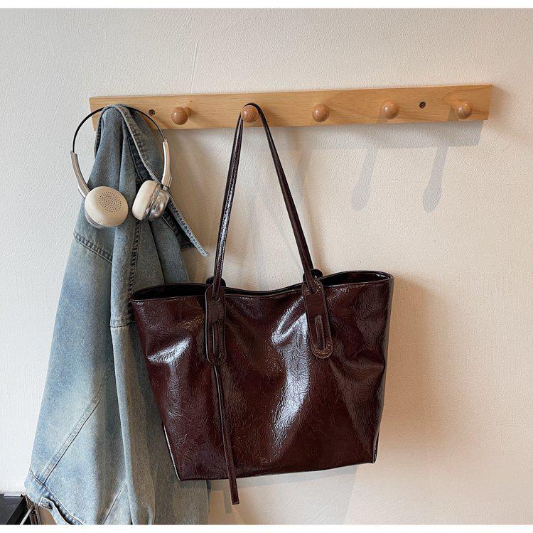 High-End Autumn Leather Tote Bag: Large Capacity, Simple Design Shoulder Bag for Commuting