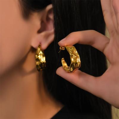 Titanium Steel Beat Pattern Irregular Earrings Fashionable Retro High Sense C-shaped Earrings Color Retention Pleated Stud Earrings