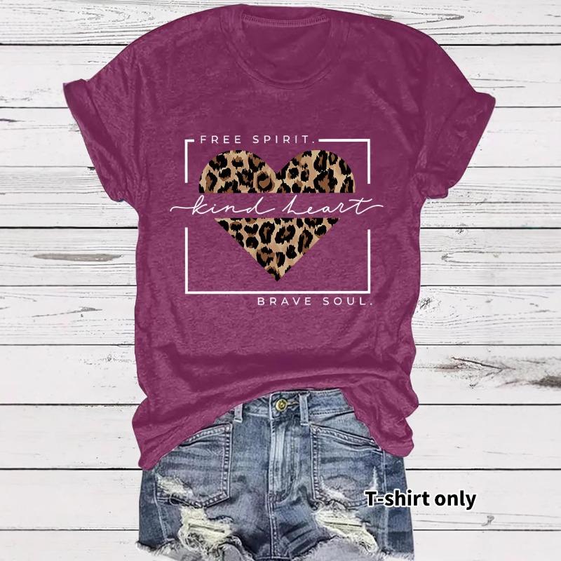 Ein neues lässiges T-Shirt mit Rundhalsausschnitt, lockerem Schnitt und kurzen Ärmeln, bedruckt mit Herzformen.