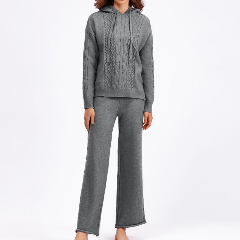 

Дизайнерський стильний комплект включає светр вільного крою з капюшоном та шнурком, а також широкі штани з драпіруванням, модний двосекційний виткий комплект. One size сірий