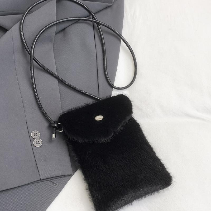 

Trend Faux Fur Crossbody Bag Soft Plush Mini Shoulder Purse With Metal Button Adjustable Leather Strap Handbag Winter Phone Bag чорний