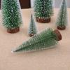 Mini Ornamenti di Natale ad Aghi di Pino Immersi nel Cedro Bianco