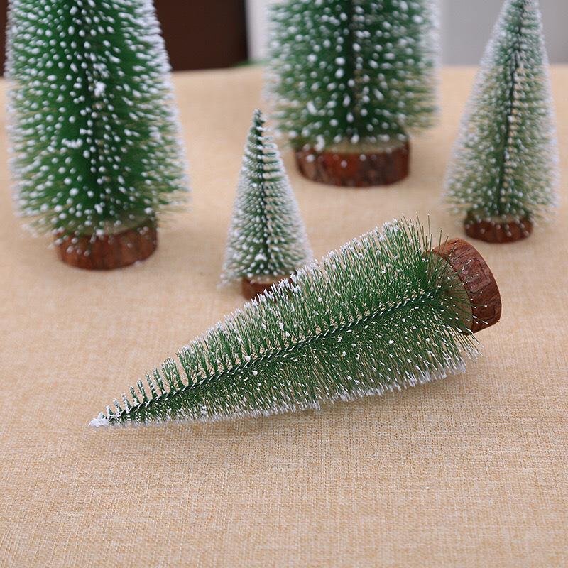 Mini Ornamenti di Natale ad Aghi di Pino Immersi nel Cedro Bianco