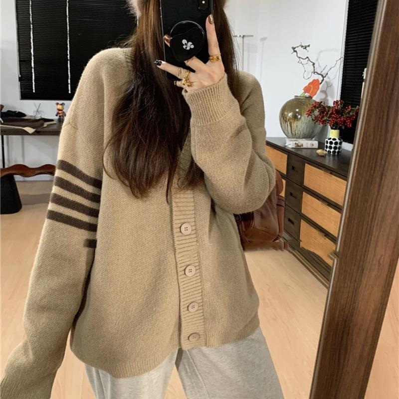 

Кардиган вязаный в полоску в стиле колледжа, ленивый стиль, свободный и тонкий, женский осенне-зимний, с V-образным вырезом, утепленный свитер-жакет женский average size хаки