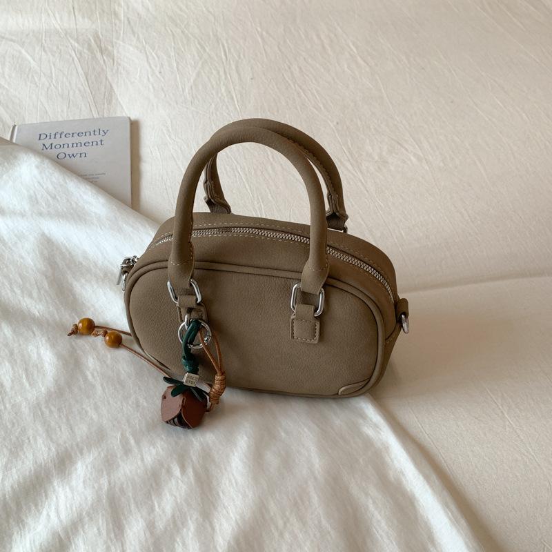 Hand bag women's 2025 new trendy autumn and winter light luxury niche high-end shoulder bag commuter messenger small square bag