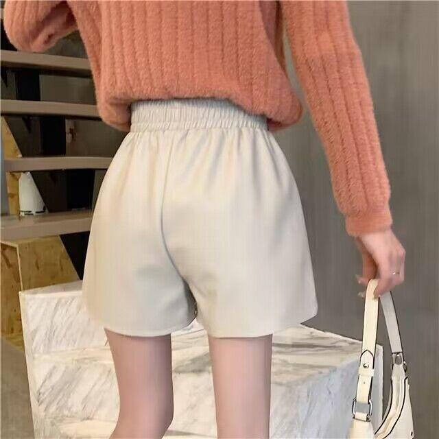 Damenmode Herbst Frühling Vielseitige PU-Leder-Shorts Elastische Taille Mini-Lederhosen Freundinnen-Stil Heiße Hosen Mini-Shorts