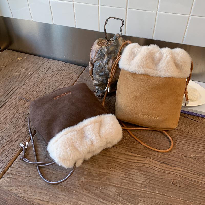 Premium Sense Retro Bag Women's 2025 New Trendy Autumn and Winter Suede Shoulder Bag Niche Commuter Messenger Bag