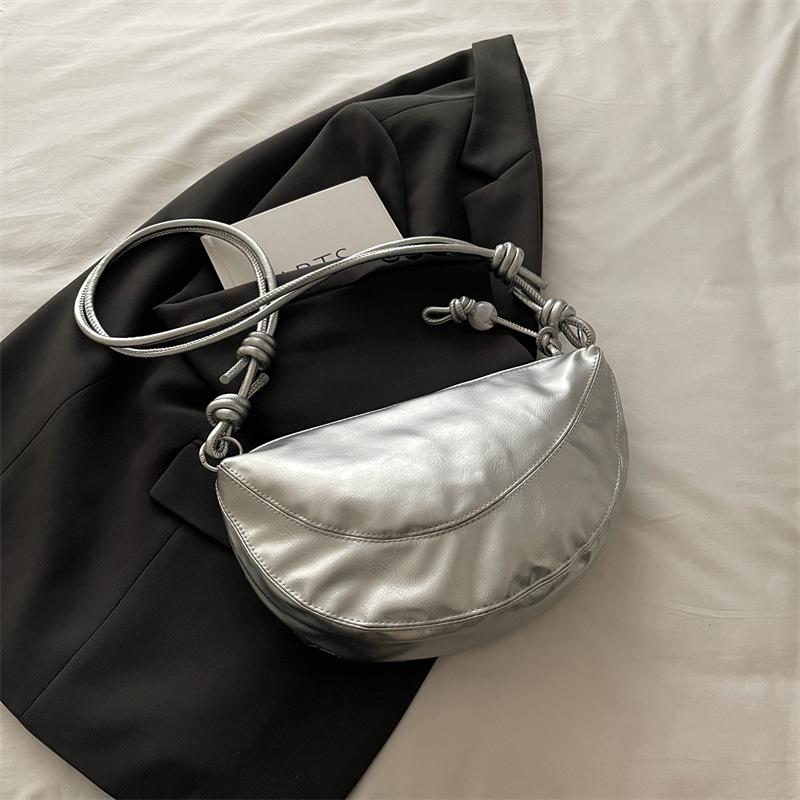 

Нишевая модная высококлассная треугольная сумка из мягкой кожи, женская новая повседневная универсальная сумка-пельмень, на плечо, кроссбоди серебряный