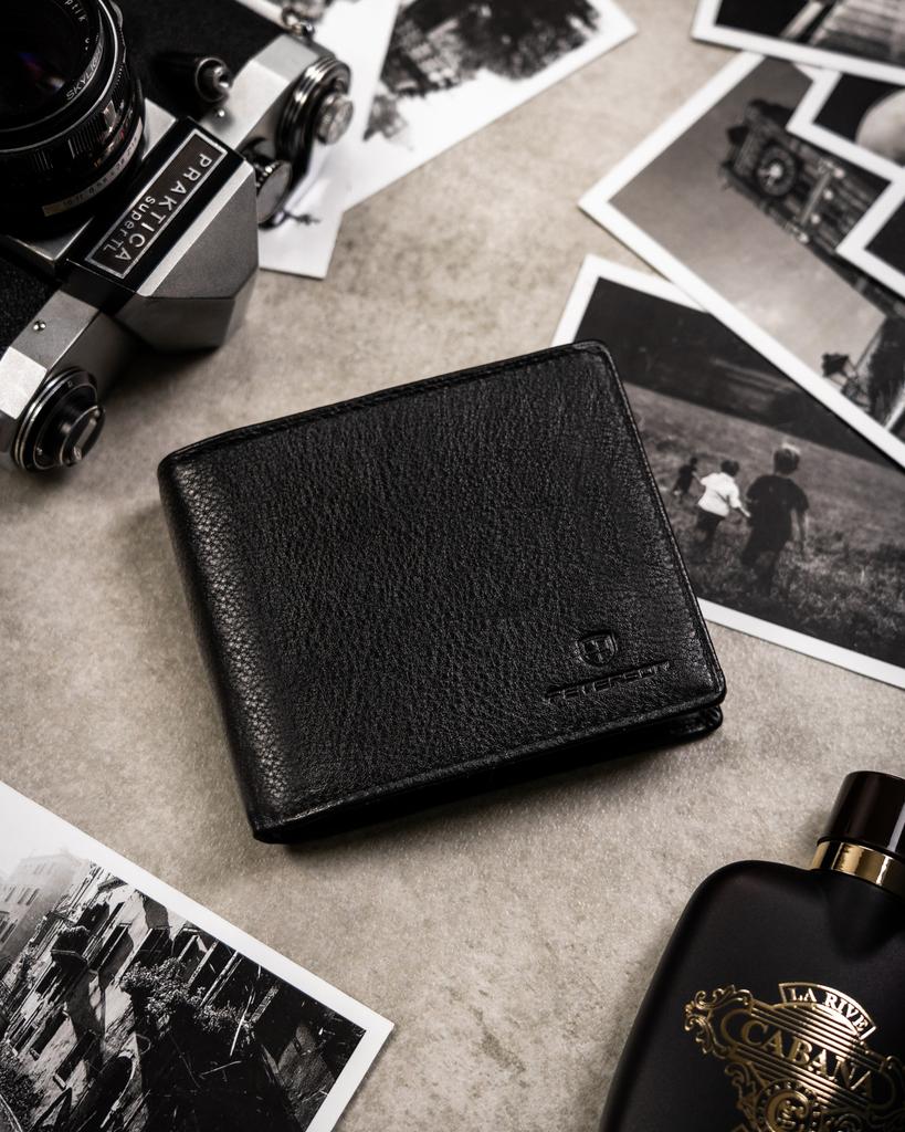 Gift Set: Men's Leather Wallet and Keychain - Peterson