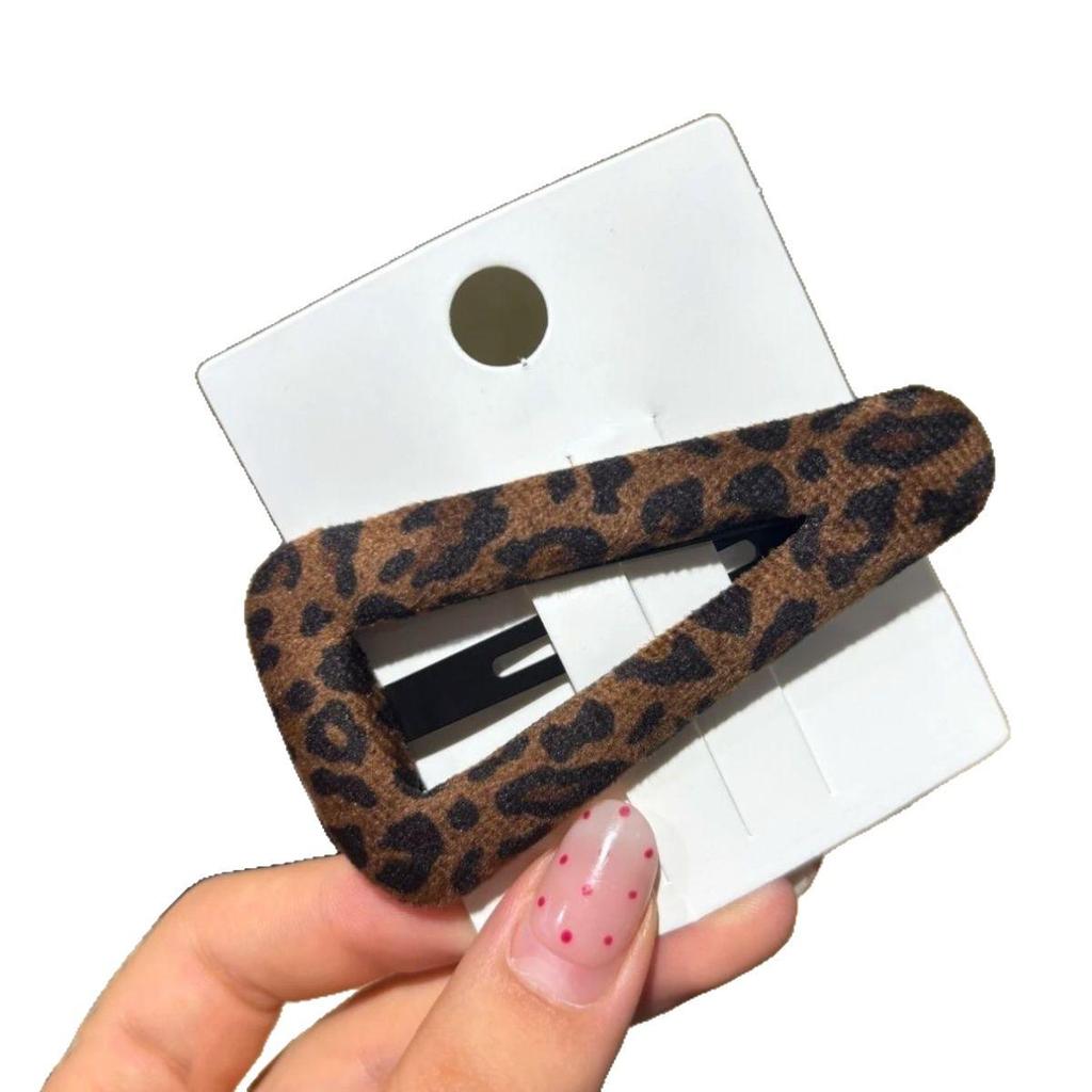 Leopard Print Fashionable BB Hair Clips: Pair of Stylish Japanese-Korean Adult Bangs Clips - Simple & Cute.