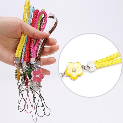 Vierblättriges Kleeblatt Geflochtenes Kurzes Seil Handy-Hängeleine PU-Lederseil Kleine Blume Handy-Lanyard Kurzes Spielzeug Handgelenk-Anhänger