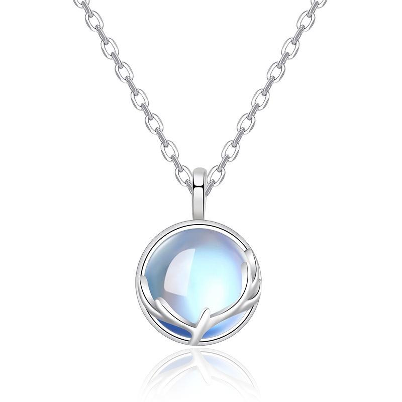 A Deer Has Your New Necklace in A Light and Luxurious Style Featuring Small Moonstone Stones, with An Elegant Lockbone Chain and Accessories.