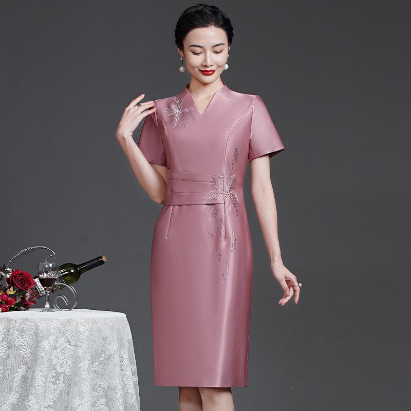 Cheongsam Mi-long Tendance 2025 à Col en V Orné de Strass Grande Taille pour Belle-mère