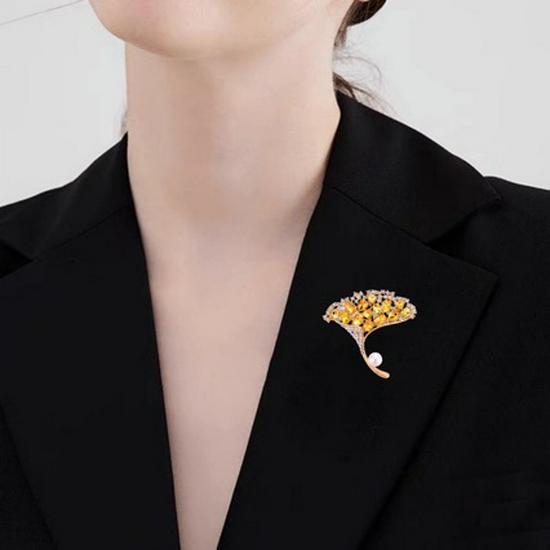 Elegant Ginkgo Leaf Brooch with Diamond Inlay - Versatile, Fashionable, and Luxurious Glass Accessory золотой