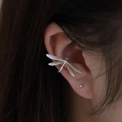 Libellula che sfiora l'acqua: Clip per orecchio a forma di libellula di lusso leggero, design di nicchia unico, per un look versatile ed elegante da pendolare.