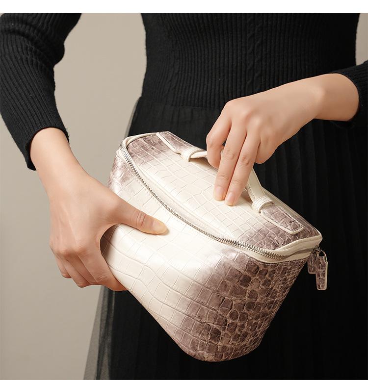 Crocodile Pattern Cowhide Makeup & Toiletry Bag: Portable, High-Capacity, Travel-Ready.