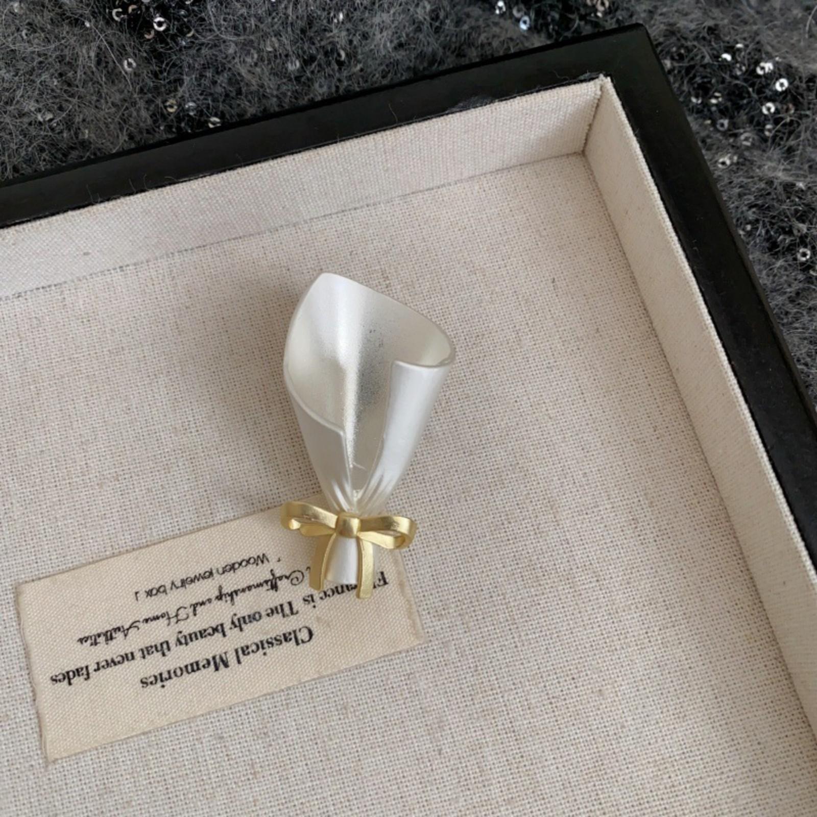 

Плюшевая брошь-цветок с бантом - Уникальный дизайн, Концепция, Высококлассный аксессуар для женщин One Size золотой