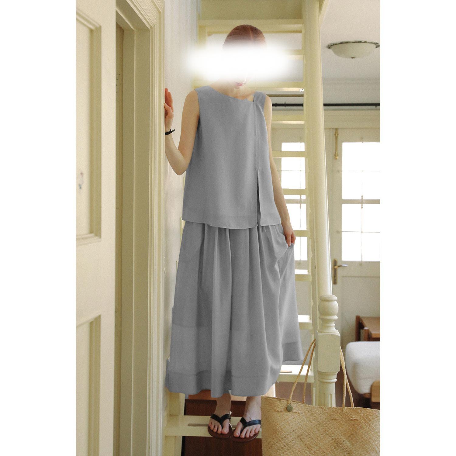 

Note: Final Sale. Tops and half-skirts may have a color variation leaning towards gray; they are non-refundable and non-exchangeable. S