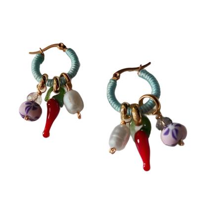 Elegantes pendientes colgantes de perlas con forma de chile y acabado en tono dorado, fabricados en aleación que garantizan una larga durabilidad.